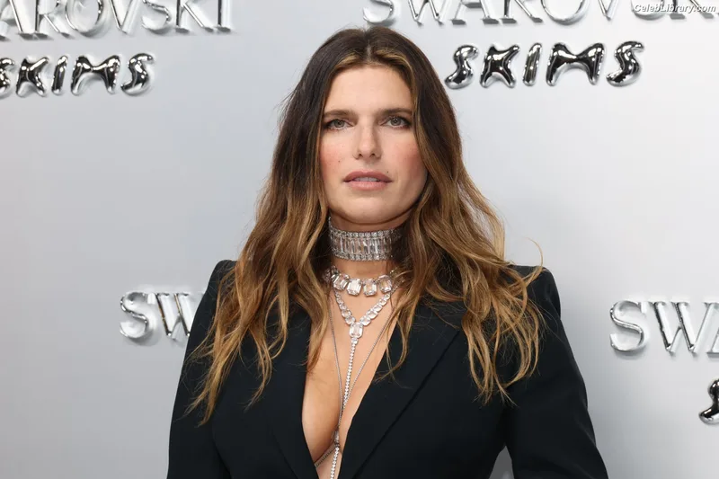 Lake Bell photo 22 of 255