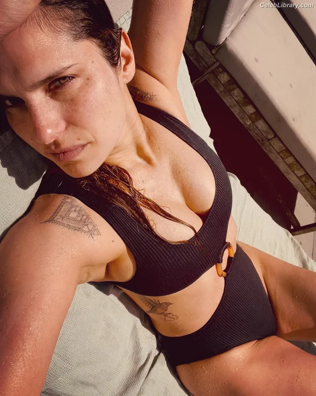 Lake Bell photo 8 of 255