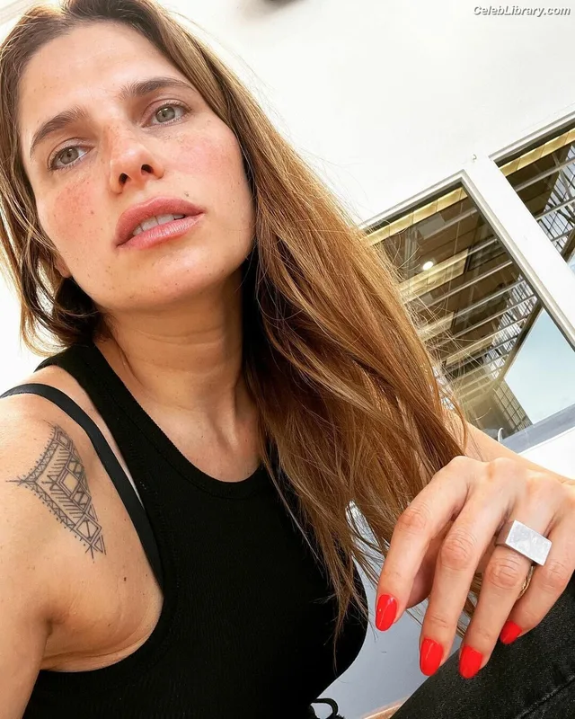 Lake Bell photo 9 of 255