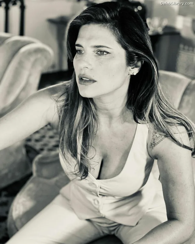 Lake Bell photo 10 of 255