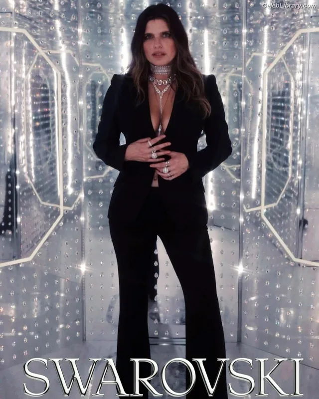 Lake Bell photo 14 of 255