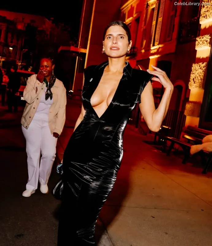 Lake Bell photo 16 of 255