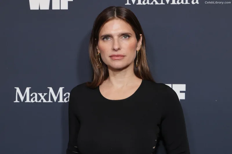 Lake Bell photo 22 of 255