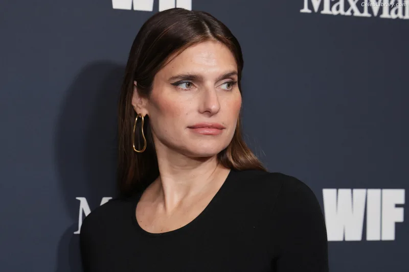 Lake Bell photo 6 of 255