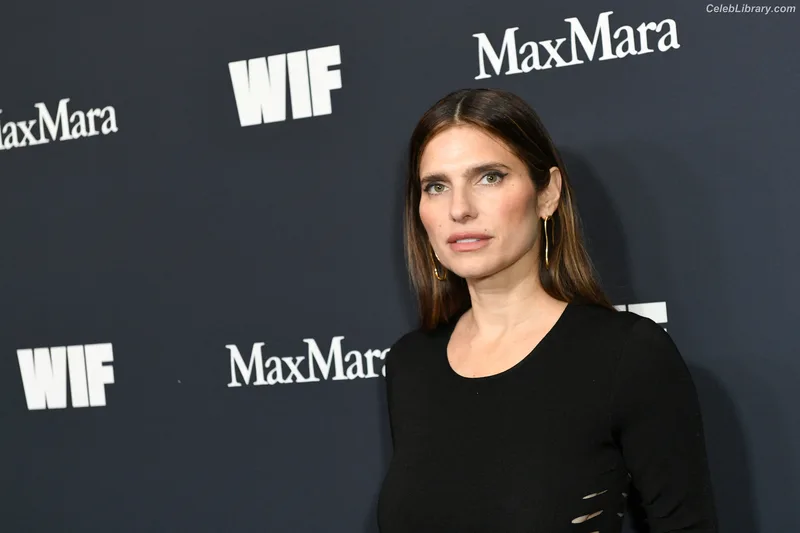 Lake Bell photo 9 of 255