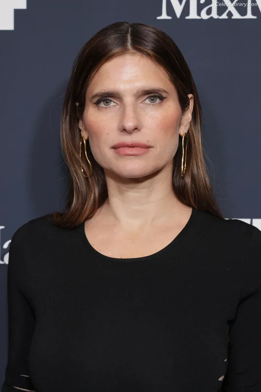 Lake Bell photo 10 of 255