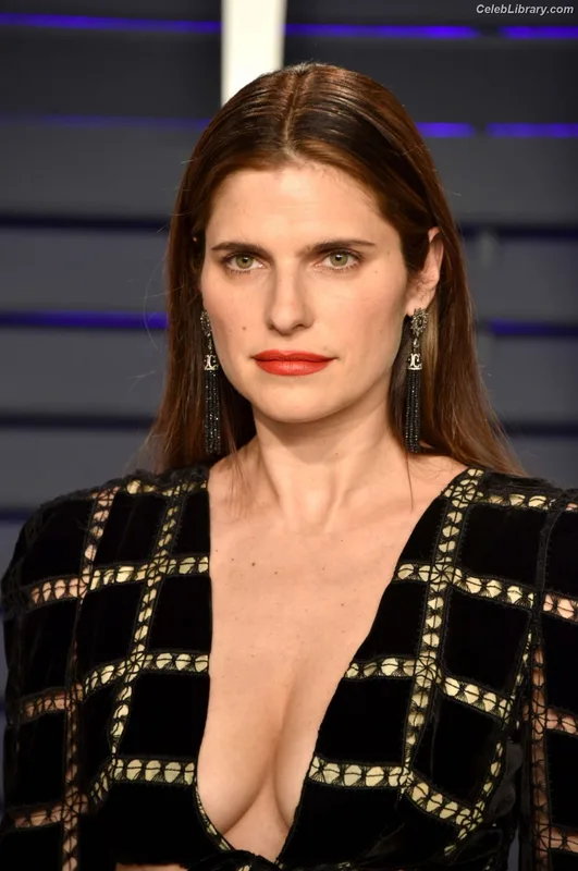 Lake Bell photo 24 of 255