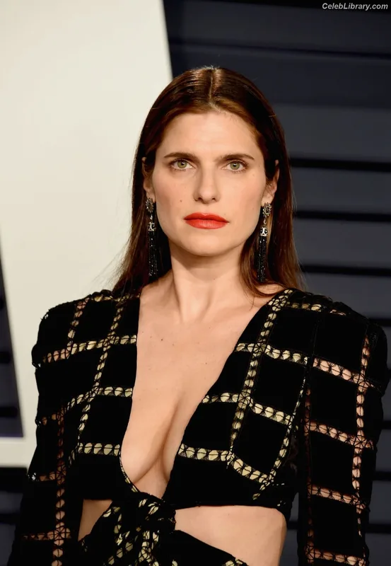Lake Bell photo 2 of 255