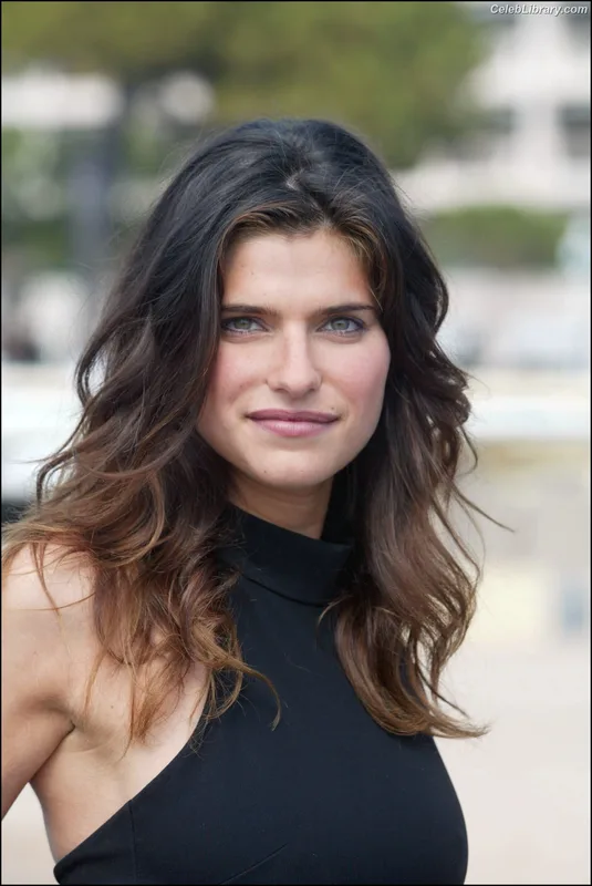 Lake Bell photo 2 of 255