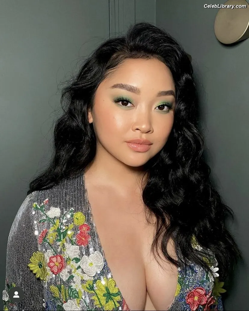 Lana Condor photo 11 of 493
