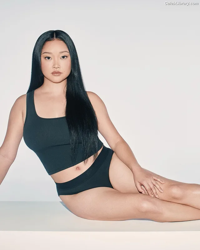 Lana Condor photo 3 of 492