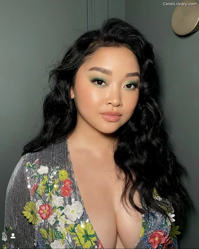 Lana Condor photo 11 of 492