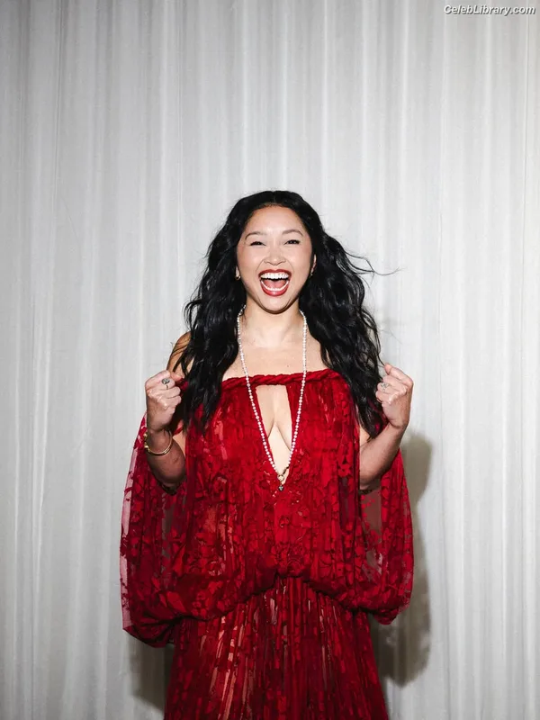 Lana Condor photo 2 of 492