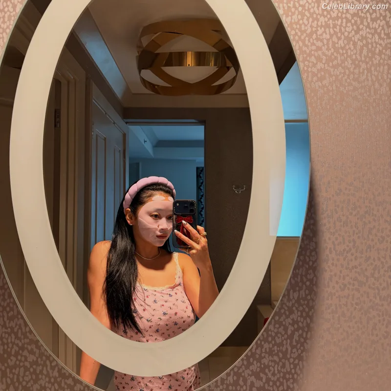 Lana Condor photo 7 of 492