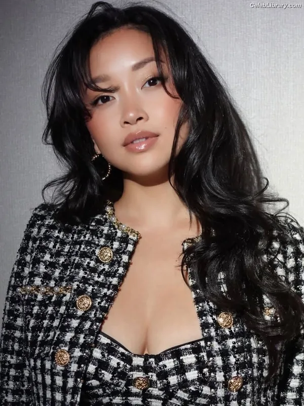 Lana Condor photo 2 of 492