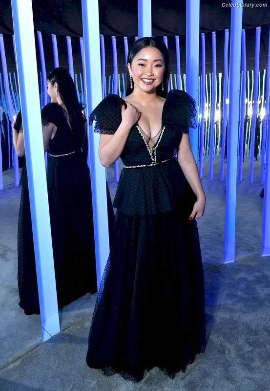 Lana Condor photo 9 of 492
