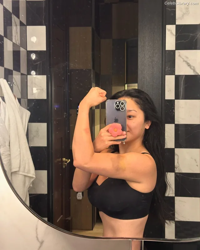 Lana Condor photo 24 of 492