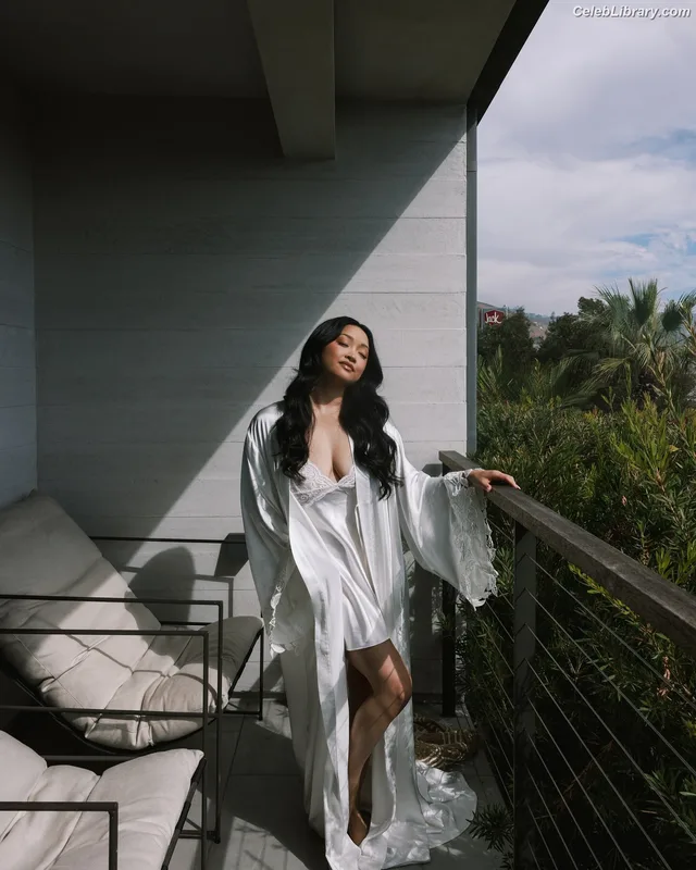 Lana Condor photo 2 of 492