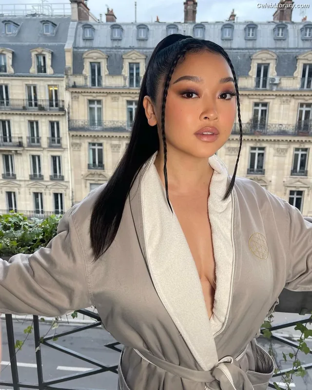 Lana Condor photo 5 of 492