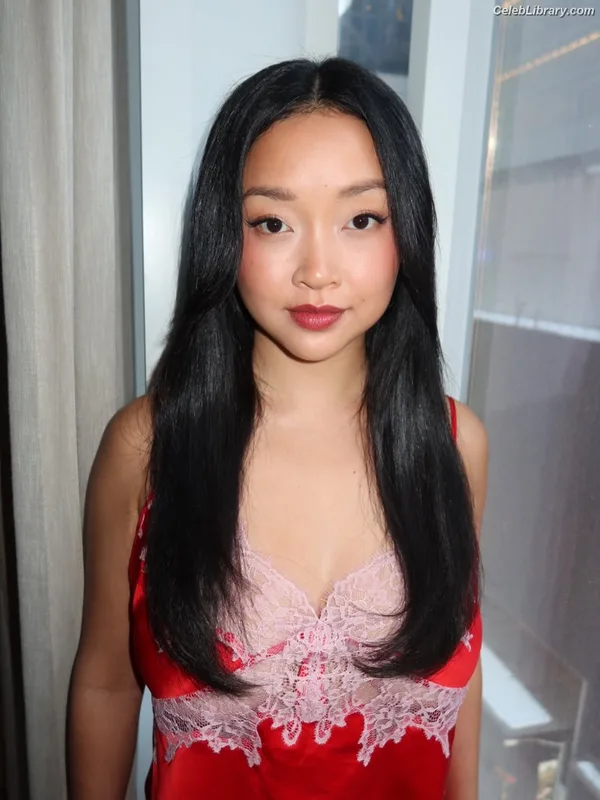 Lana Condor photo 11 of 492