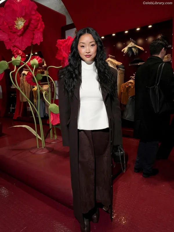 Lana Condor photo 12 of 492