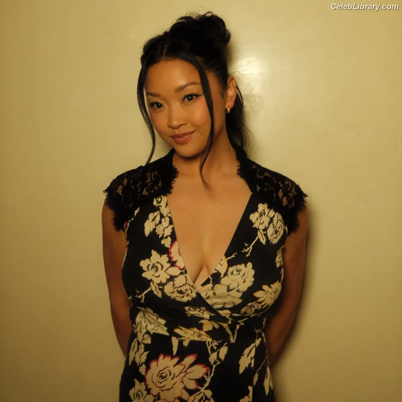 Lana Condor photo 17 of 492