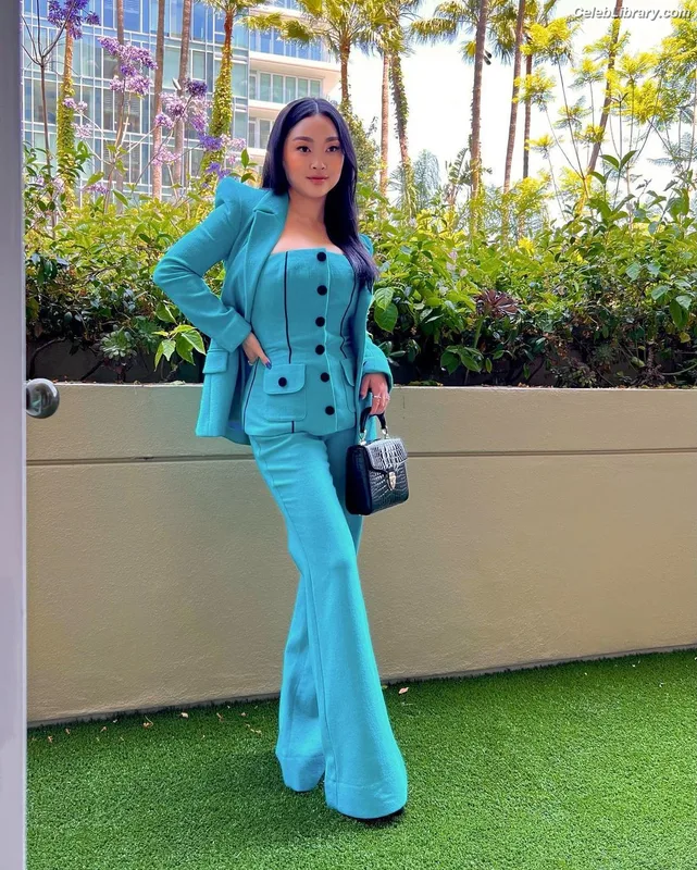Lana Condor photo 20 of 492