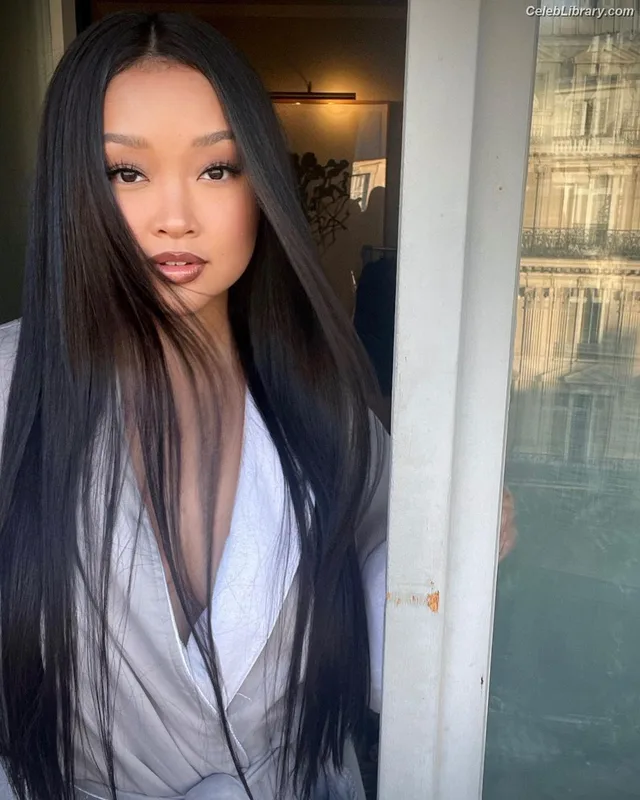 Lana Condor photo 22 of 492