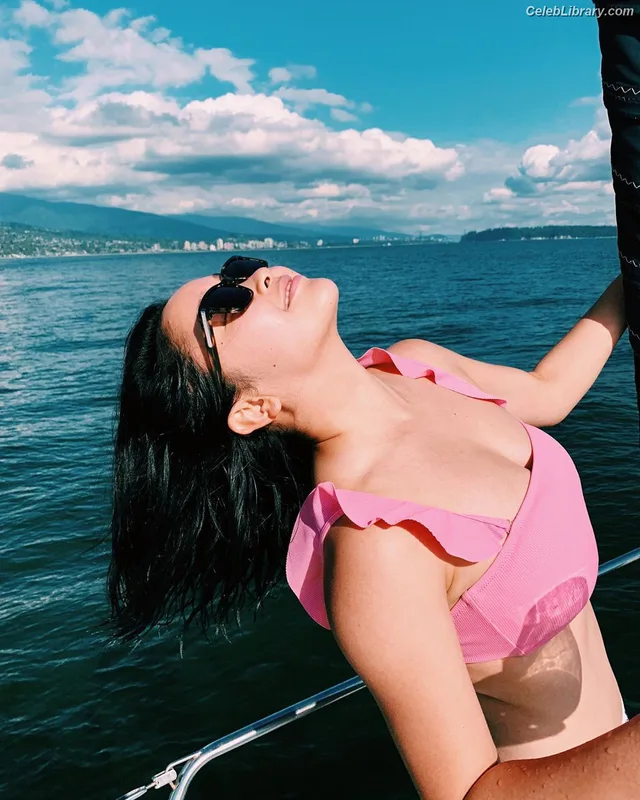 Lana Condor photo 1 of 492