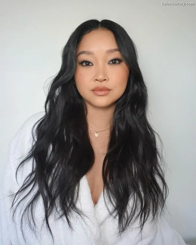 Lana Condor photo 5 of 492