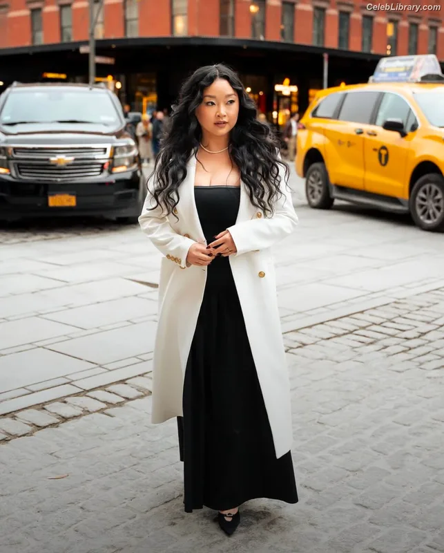 Lana Condor photo 1 of 492