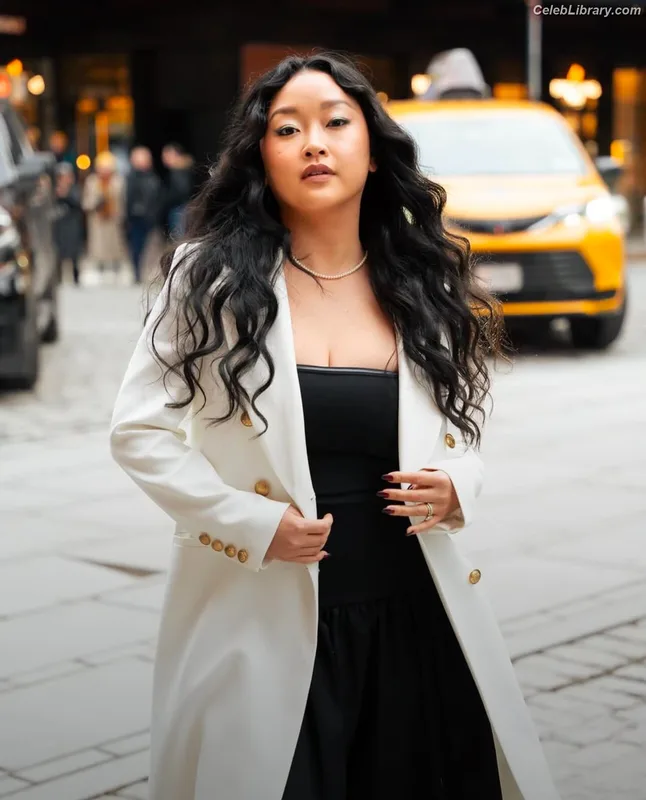 Lana Condor photo 2 of 492