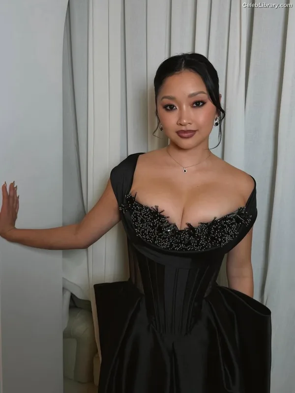 Lana Condor photo 12 of 492