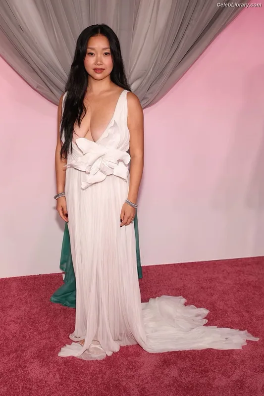 Lana Condor photo 15 of 492