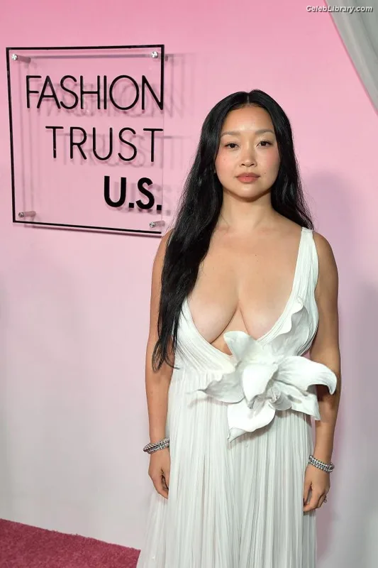 Lana Condor photo 10 of 492