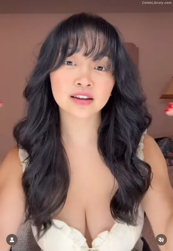 Lana Condor photo 20 of 492