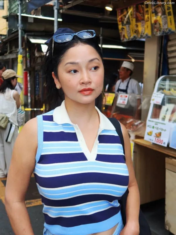 Lana Condor photo 1 of 492