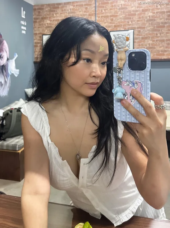 Lana Condor photo 3 of 492