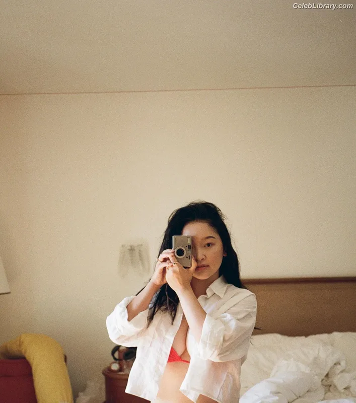 Lana Condor photo 5 of 492