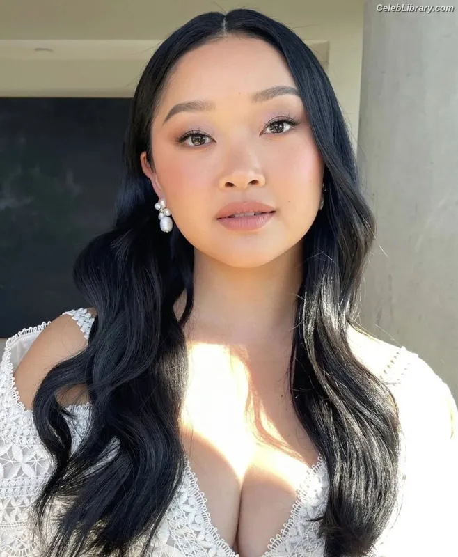 Lana Condor photo 12 of 492