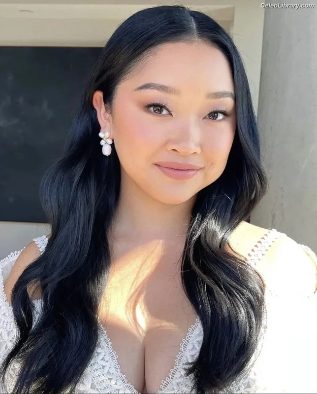 Lana Condor photo 16 of 492