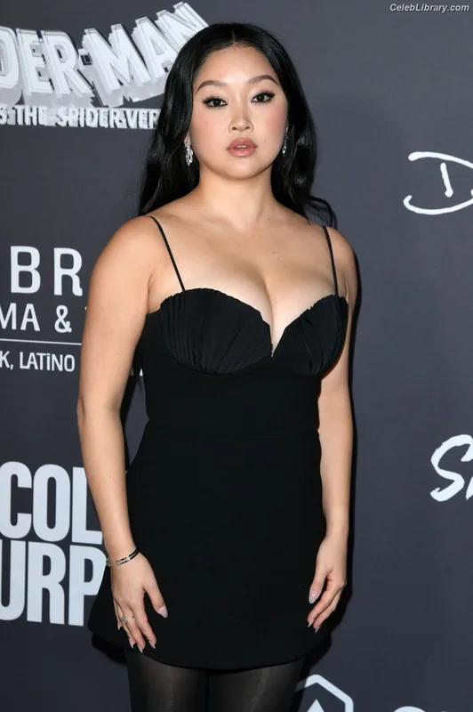 Lana Condor photo 7 of 492