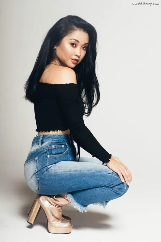 Lana Condor photo 16 of 492