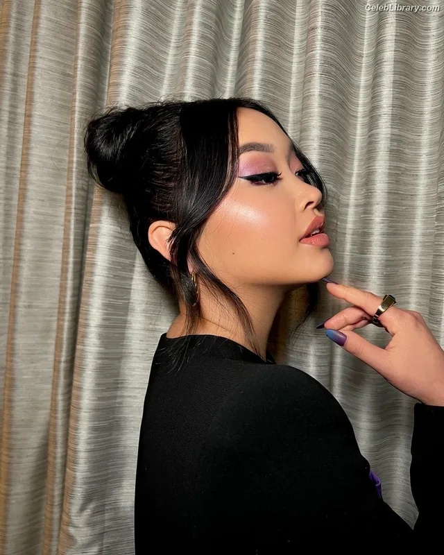 Lana Condor photo 22 of 492