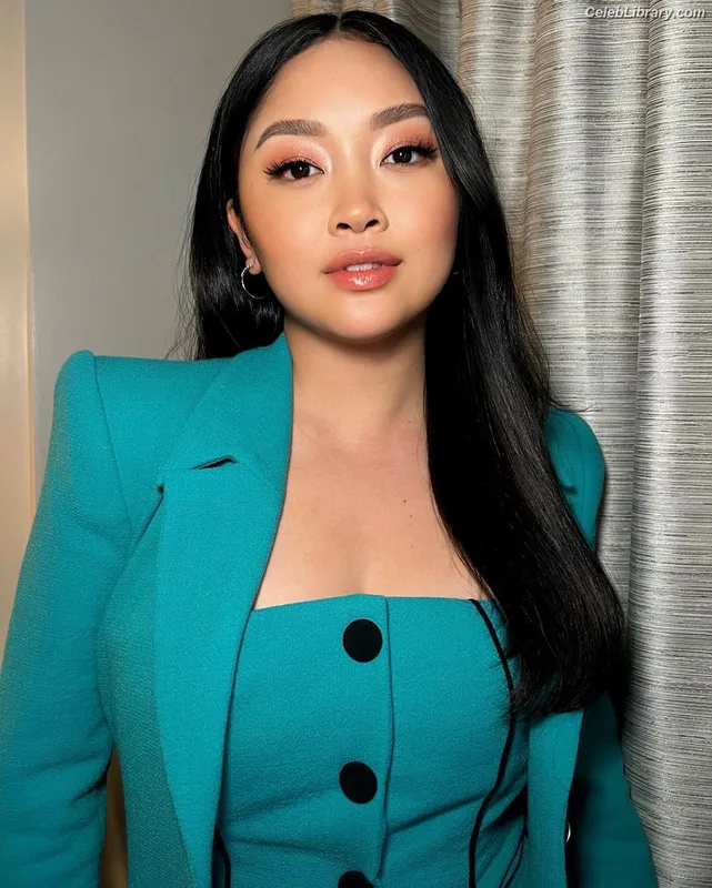Lana Condor photo 3 of 492