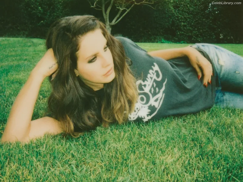 Lana Del Rey photo 1 of 559