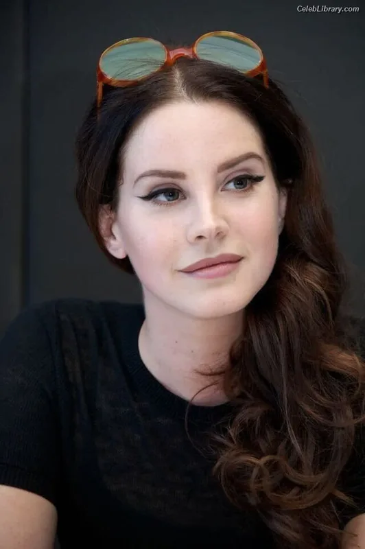 Lana Del Rey photo 1 of 559