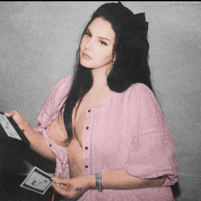 Lana Del Rey photo 8 of 559