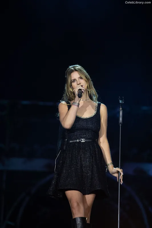 Lana Del Rey photo 10 of 559