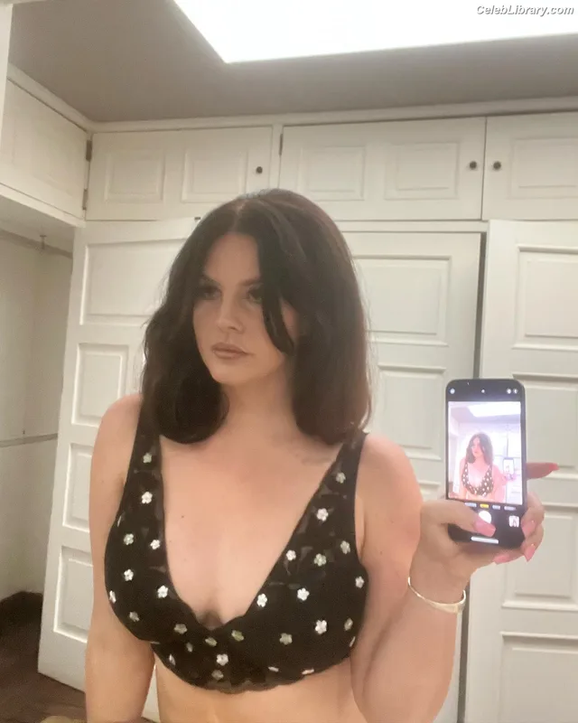 Lana Del Rey photo 14 of 559